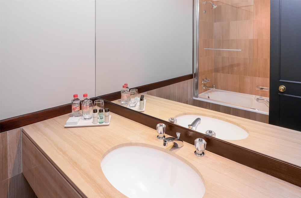 Southern Sun Cape Sun — Hotel rooms in Cape Town, Western Cape