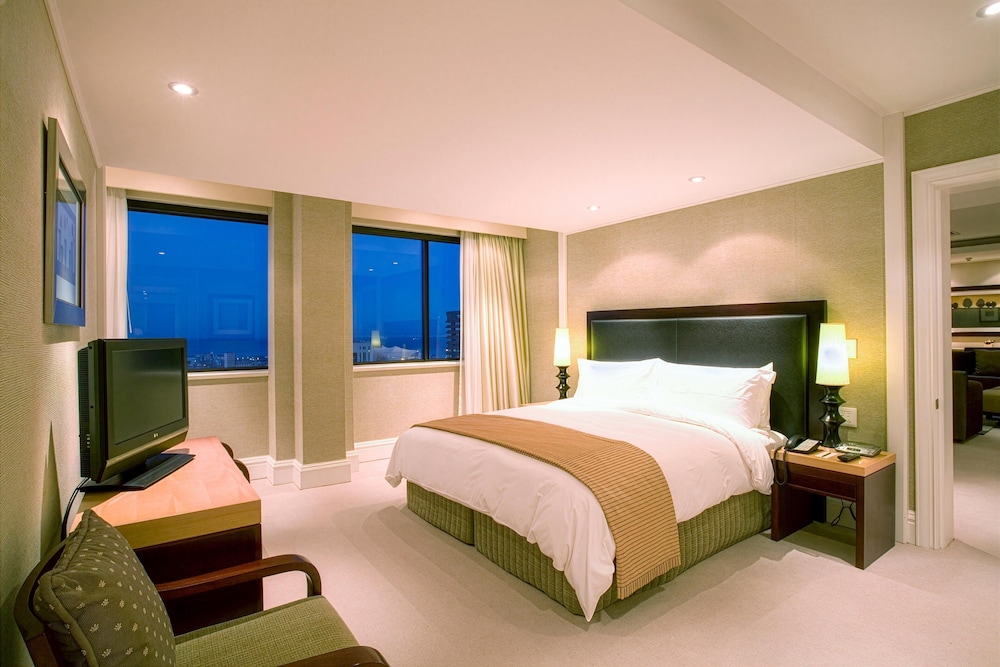 Southern Sun Cape Sun — Hotel rooms in Cape Town, Western Cape