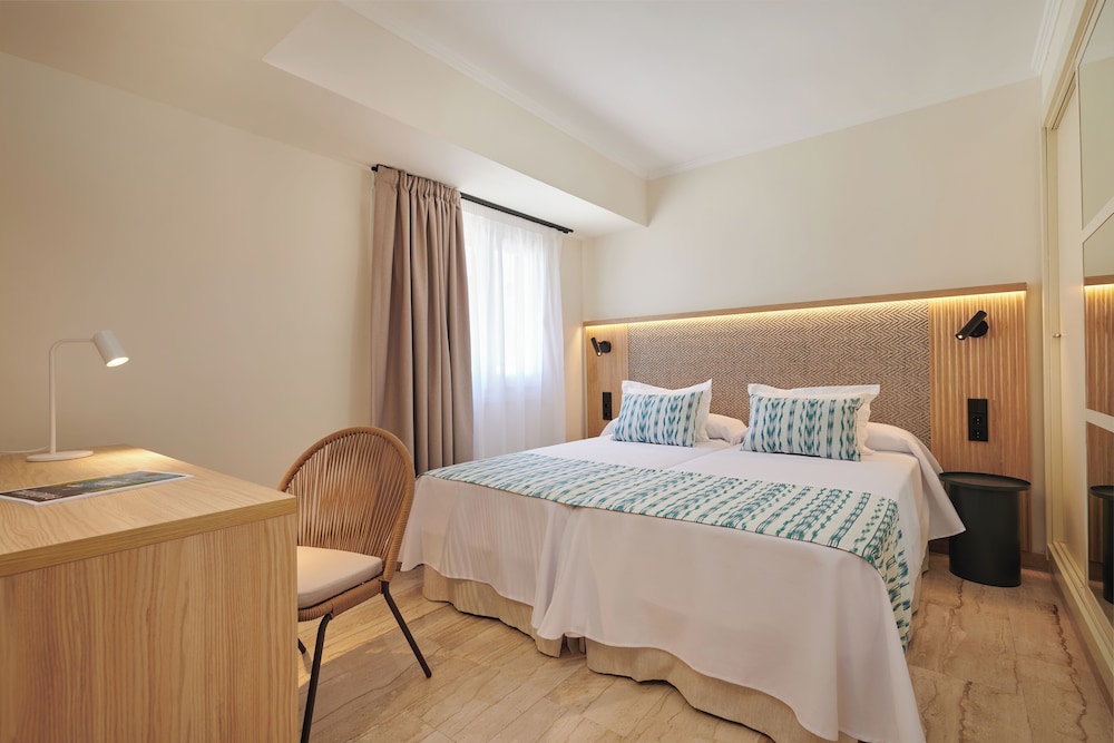 Grupotel Mar de Menorca — Hotel rooms in Es Canutells, Balearic Islands