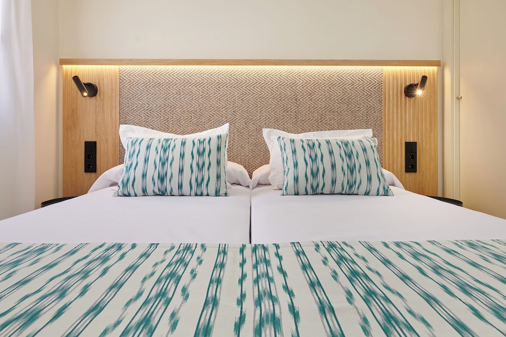 Grupotel Mar de Menorca — Hotel rooms in Es Canutells, Balearic Islands