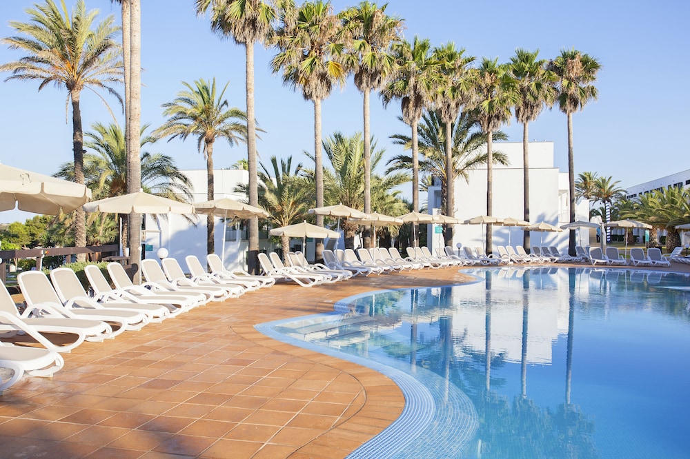 Grupotel Mar de Menorca — Swimming pool in Es Canutells, Balearic Islands