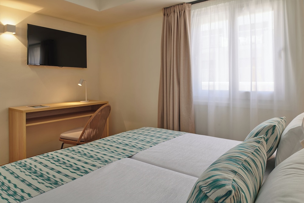 Grupotel Mar de Menorca — Hotel rooms in Es Canutells, Balearic Islands