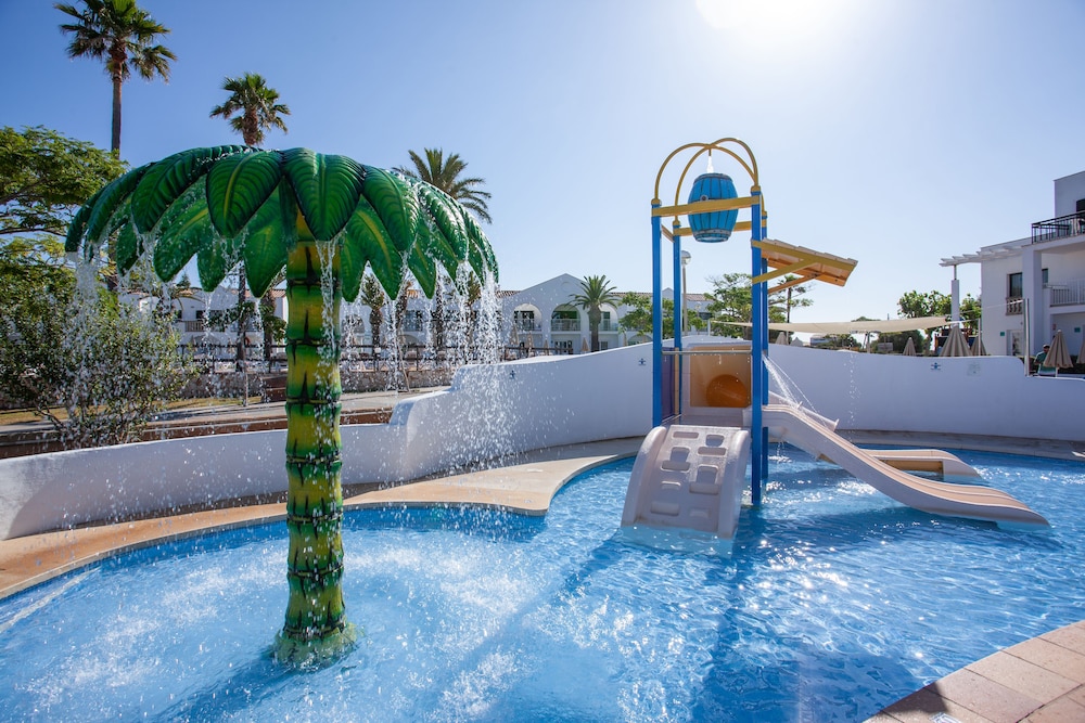 Grupotel Mar de Menorca — Swimming pool in Es Canutells, Balearic Islands