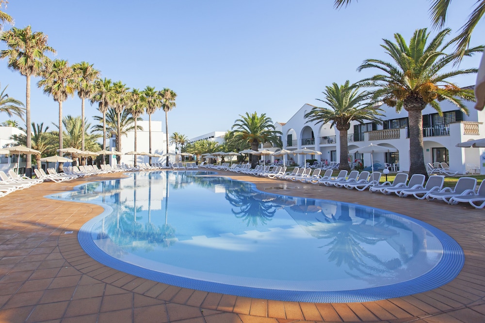 Grupotel Mar de Menorca — Swimming pool in Es Canutells, Balearic Islands