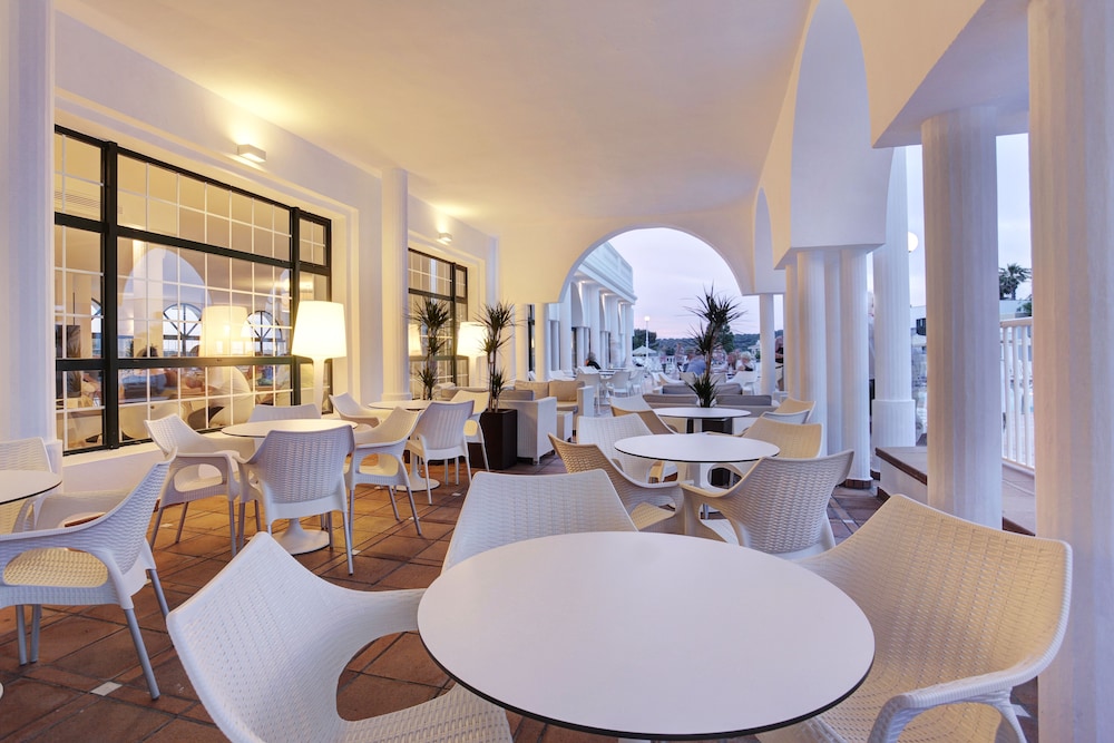 Grupotel Mar de Menorca — Restaurant & bars in Es Canutells, Balearic Islands