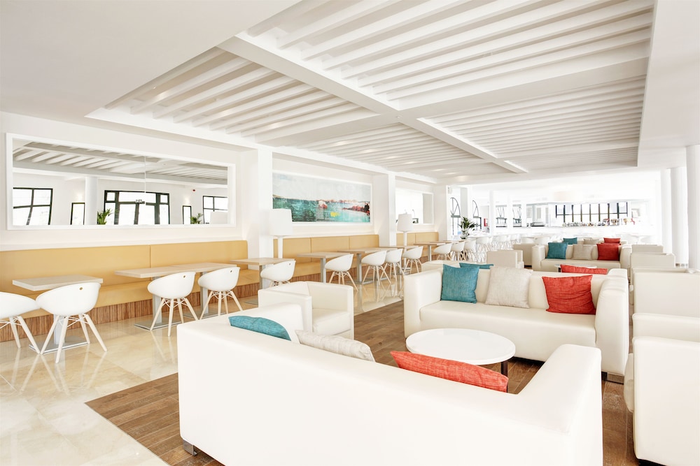 Grupotel Mar de Menorca — Restaurant & bars in Es Canutells, Balearic Islands