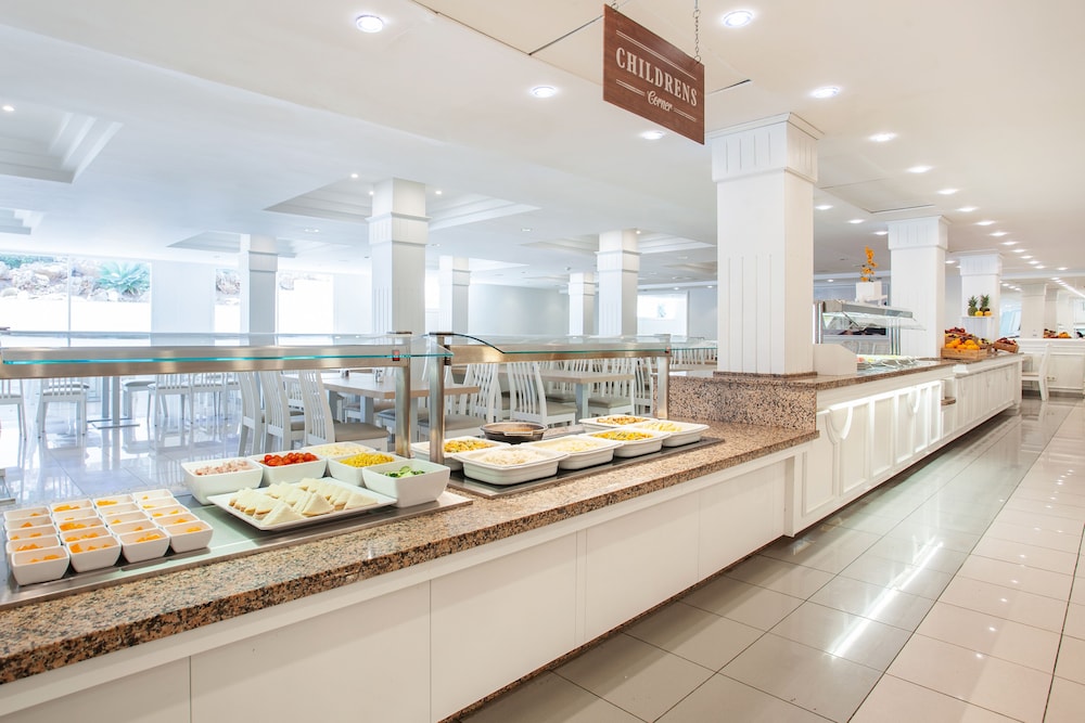 Grupotel Mar de Menorca — Restaurant & bars in Es Canutells, Balearic Islands