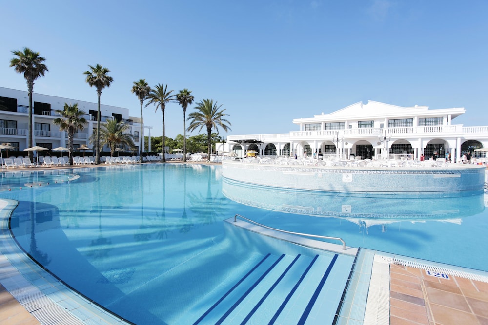 Grupotel Mar de Menorca — Swimming pool in Es Canutells, Balearic Islands