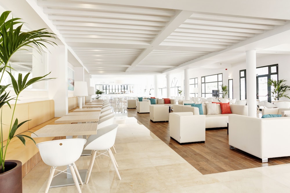Grupotel Mar de Menorca — Restaurant & bars in Es Canutells, Balearic Islands
