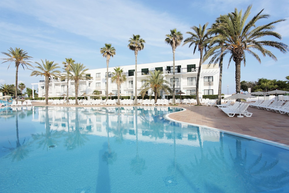 Grupotel Mar de Menorca — Swimming pool in Es Canutells, Balearic Islands