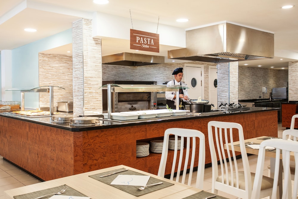 Grupotel Mar de Menorca — Restaurant & bars in Es Canutells, Balearic Islands
