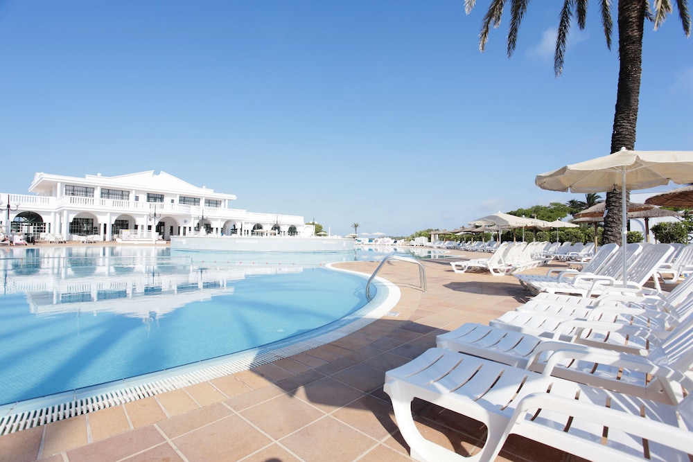 Grupotel Mar de Menorca — Swimming pool in Es Canutells, Balearic Islands