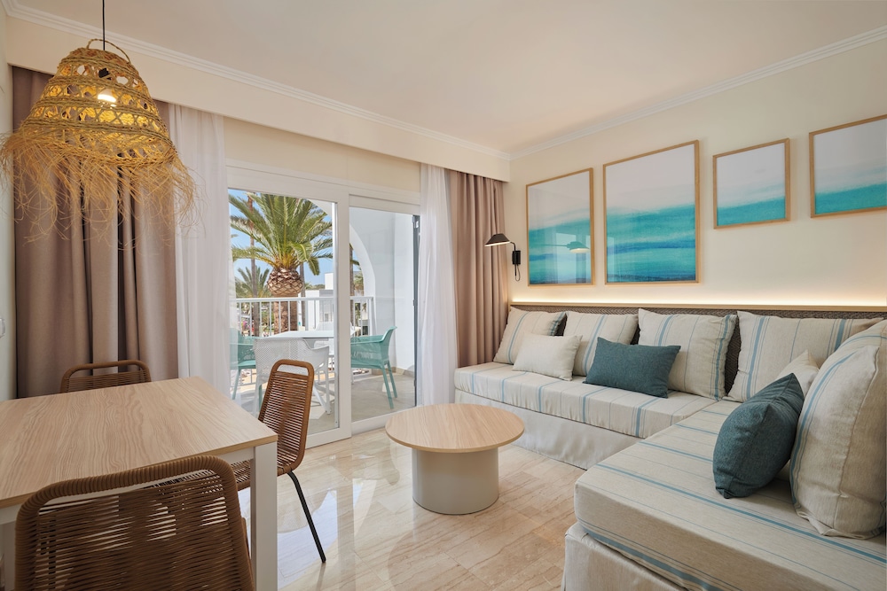 Grupotel Mar de Menorca — Hotel rooms in Es Canutells, Balearic Islands
