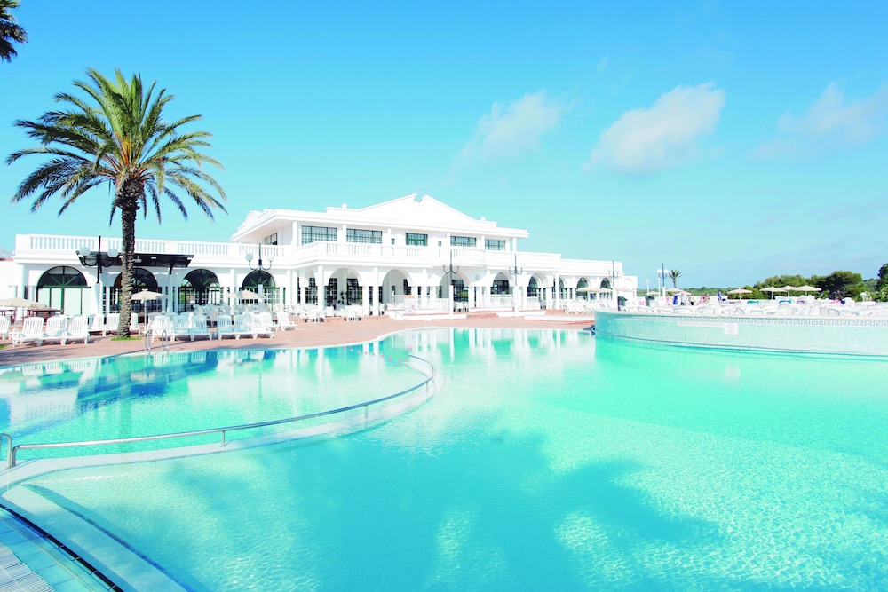 Grupotel Mar de Menorca — Swimming pool in Es Canutells, Balearic Islands