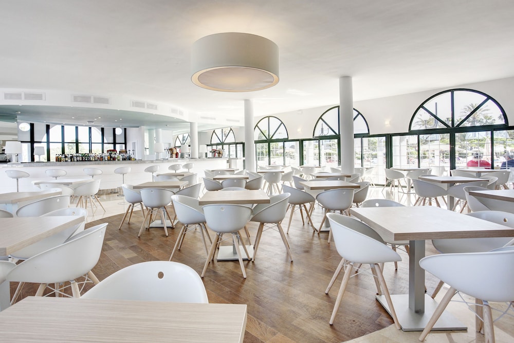Grupotel Mar de Menorca — Restaurant & bars in Es Canutells, Balearic Islands