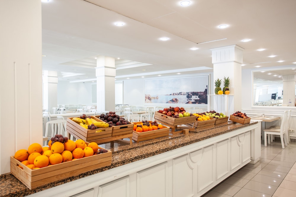 Grupotel Mar de Menorca — Restaurant & bars in Es Canutells, Balearic Islands