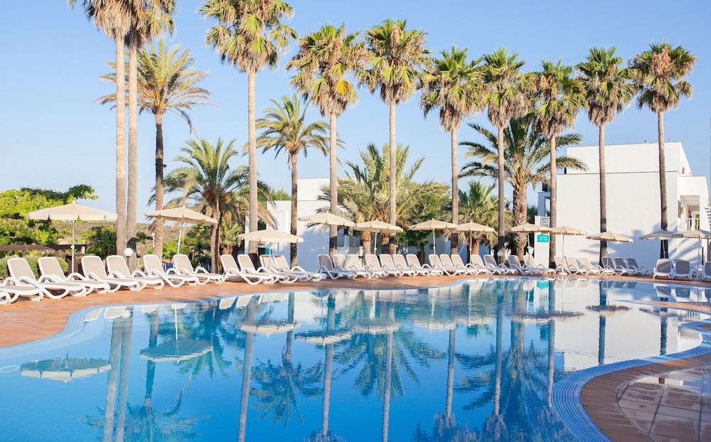 Grupotel Mar de Menorca — Swimming pool in Es Canutells, Balearic Islands