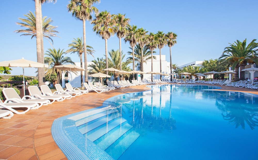 Grupotel Mar de Menorca — Swimming pool in Es Canutells, Balearic Islands