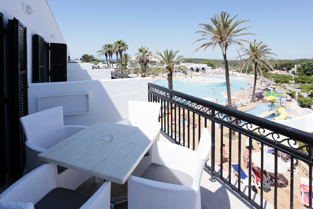 Grupotel Mar de Menorca — Swimming pool in Es Canutells, Balearic Islands