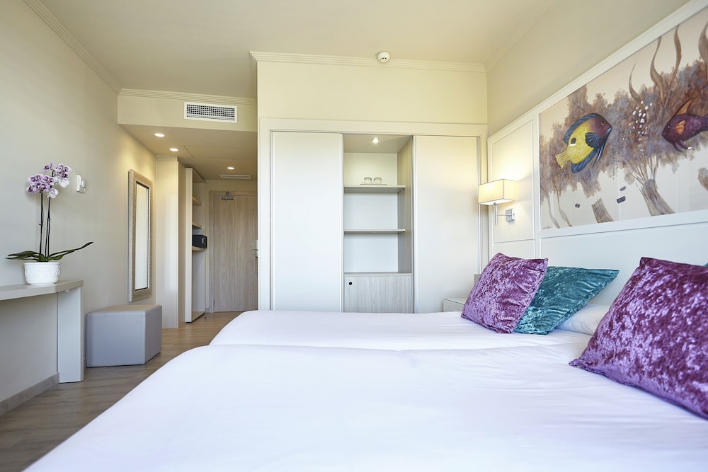Grupotel Maritimo — Hotel rooms in Alcudia, Balearic Islands