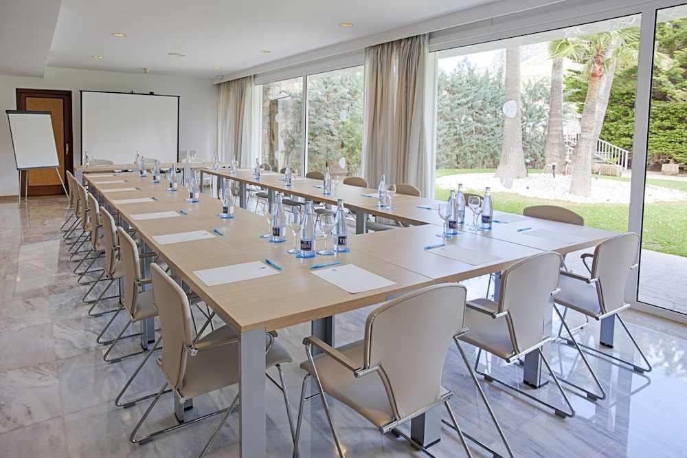 Grupotel Molins — Hotel building in Puerto Pollensa, Balearic Islands