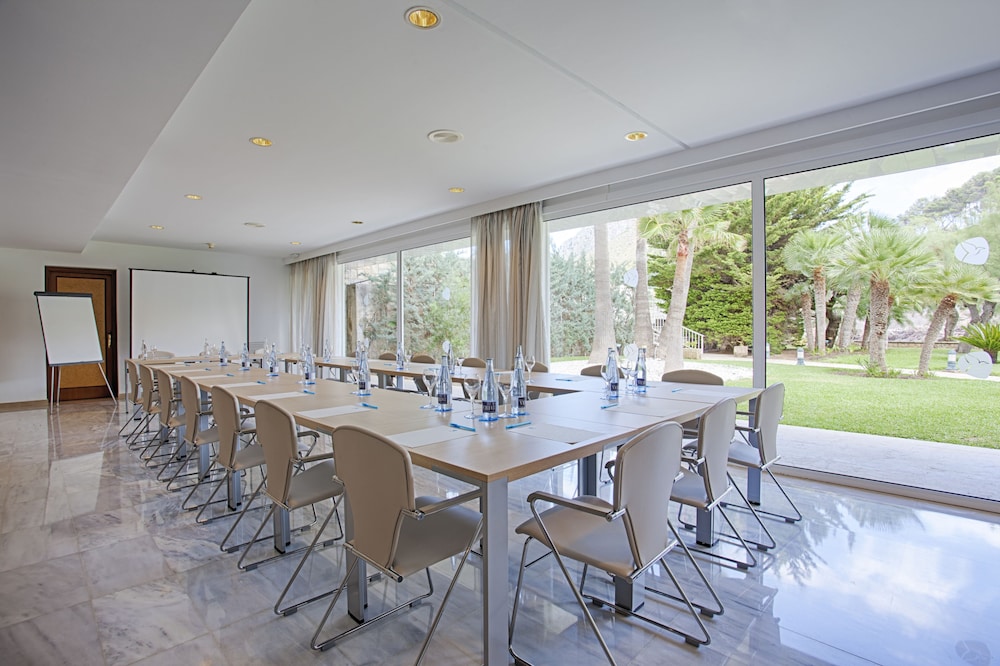 Grupotel Molins — Hotel building in Puerto Pollensa, Balearic Islands