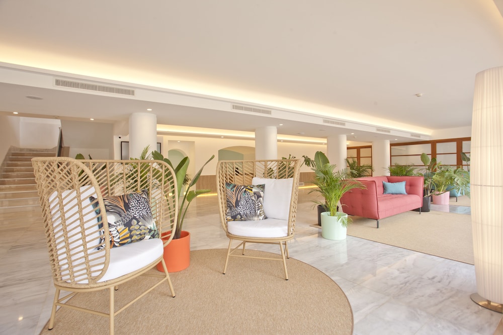 Grupotel Molins — Hotel building in Puerto Pollensa, Balearic Islands