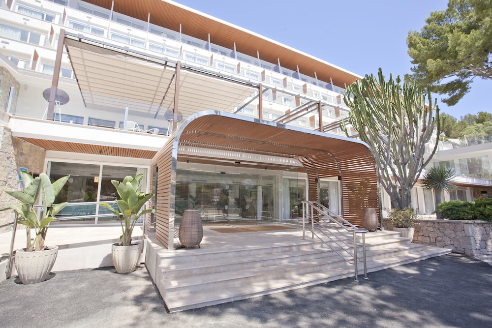 Grupotel Molins — Hotel building in Puerto Pollensa, Balearic Islands