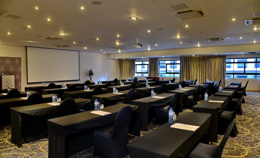 Cresta Grande Cape Town — Hotel building in Cape Town, Western Cape