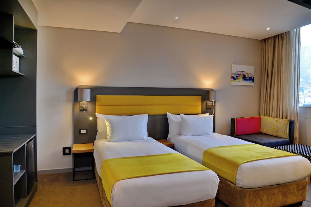 Cresta Grande Cape Town — Hotel rooms in Cape Town, Western Cape