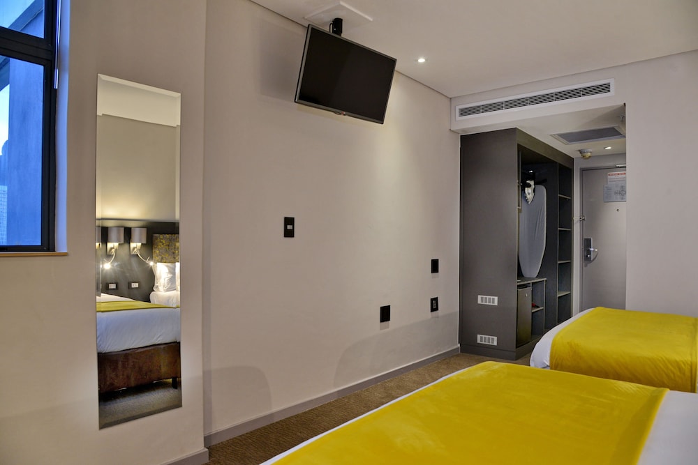 Cresta Grande Cape Town — Hotel rooms in Cape Town, Western Cape