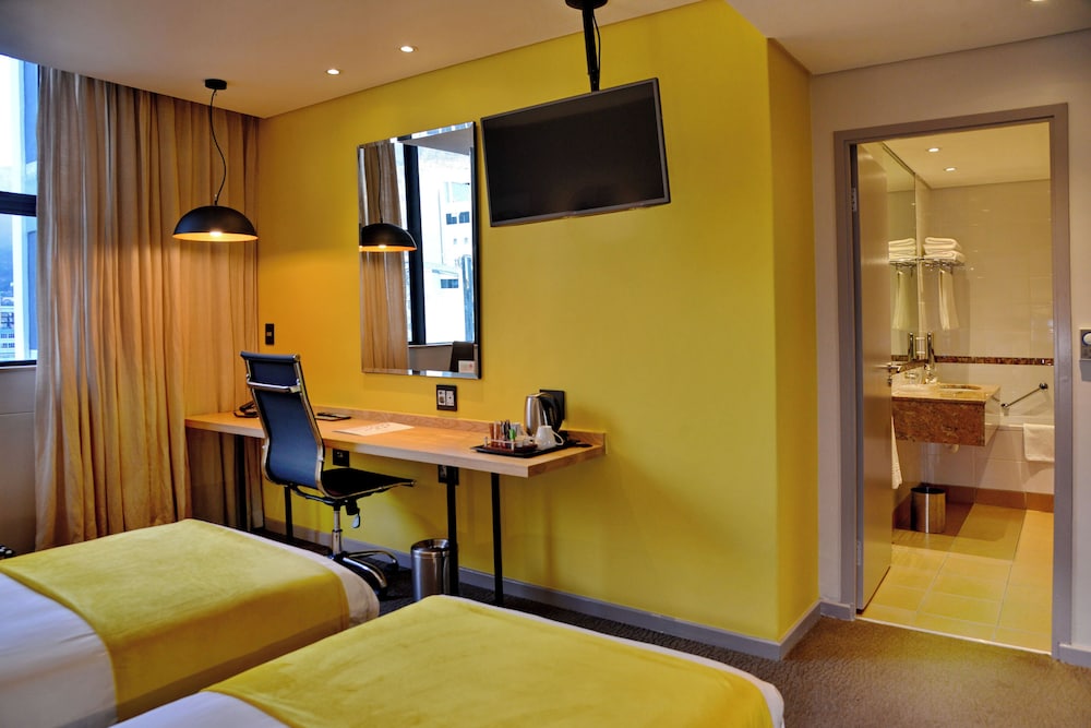 Cresta Grande Cape Town — Hotel rooms in Cape Town, Western Cape