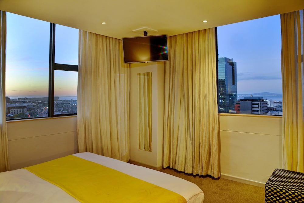 Cresta Grande Cape Town — Hotel rooms in Cape Town, Western Cape