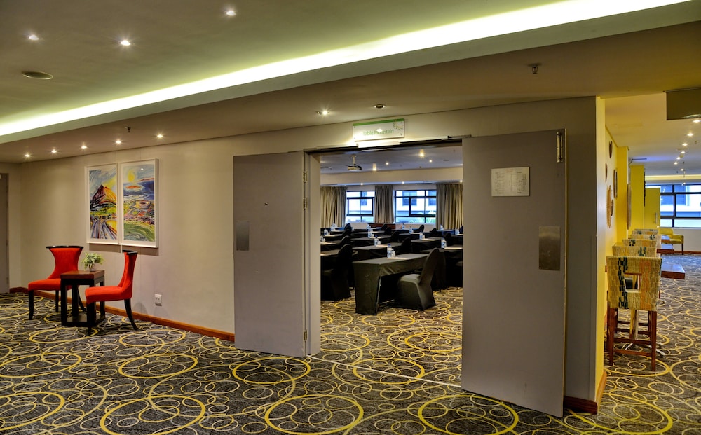 Cresta Grande Cape Town — Hotel building in Cape Town, Western Cape