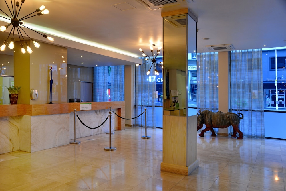 Cresta Grande Cape Town — Hotel building in Cape Town, Western Cape