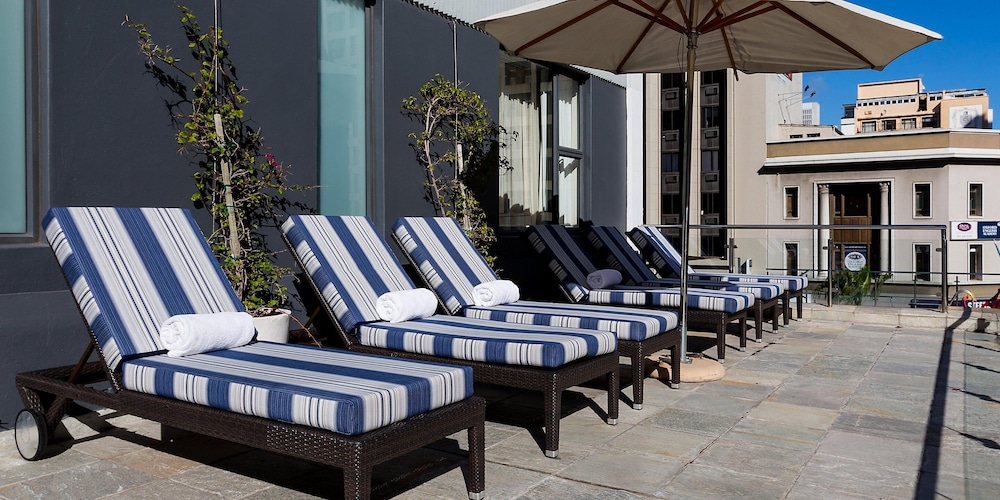 Cresta Grande Cape Town — Hotel building in Cape Town, Western Cape