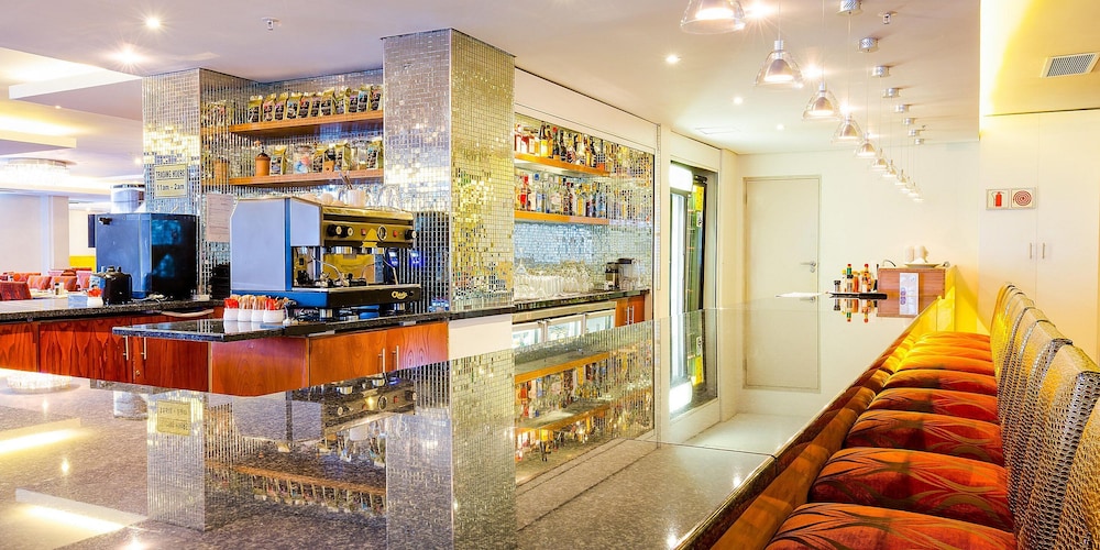 Cresta Grande Cape Town — Restaurant & bars in Cape Town, Western Cape