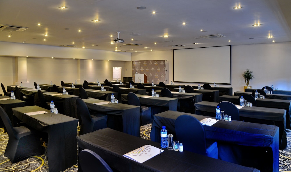 Cresta Grande Cape Town — Hotel building in Cape Town, Western Cape