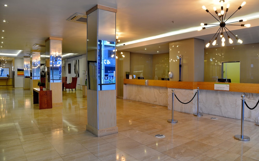 Cresta Grande Cape Town — Hotel building in Cape Town, Western Cape