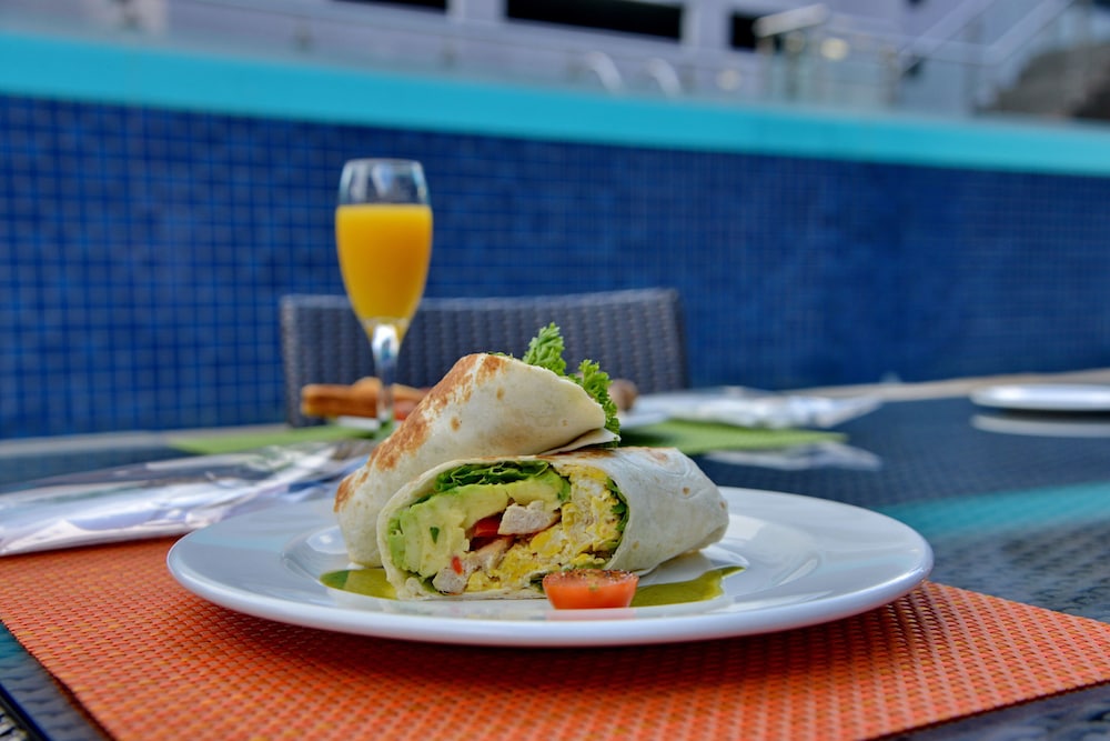 Cresta Grande Cape Town — Restaurant & bars in Cape Town, Western Cape