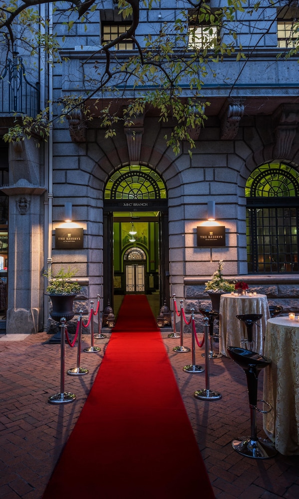 Taj Cape Town — Hotel building in Cape Town, Western Cape