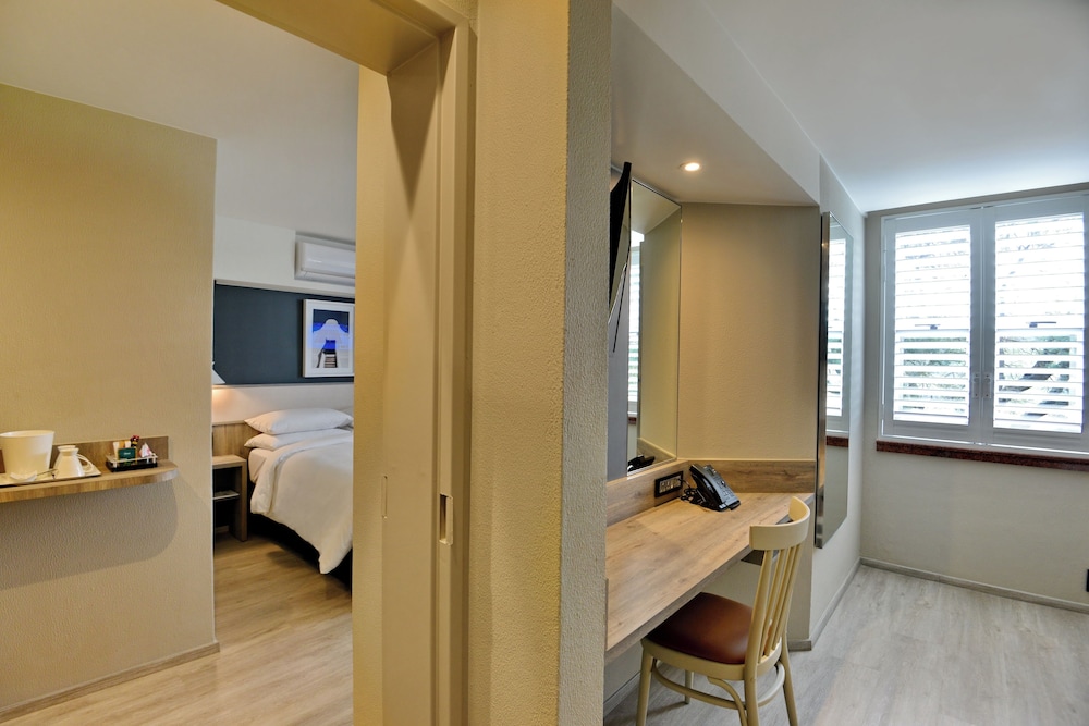 Town Lodge Bellville — Hotel rooms in Cape Town, Western Cape