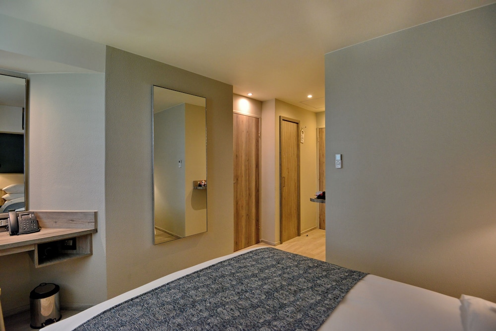 Town Lodge Bellville — Hotel rooms in Cape Town, Western Cape