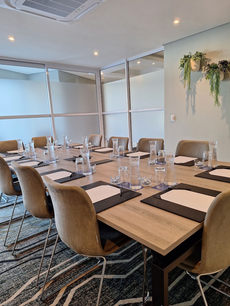 Town Lodge Bellville — Hotel building in Cape Town, Western Cape