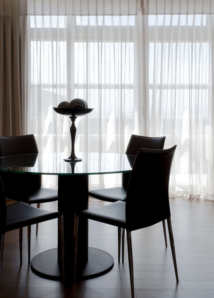 DoubleTree by Hilton Cape Town - Upper Eastside — Restaurant & bars in Cape Town, Western Cape