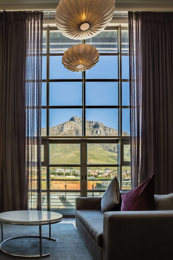DoubleTree by Hilton Cape Town - Upper Eastside — Hotel rooms in Cape Town, Western Cape