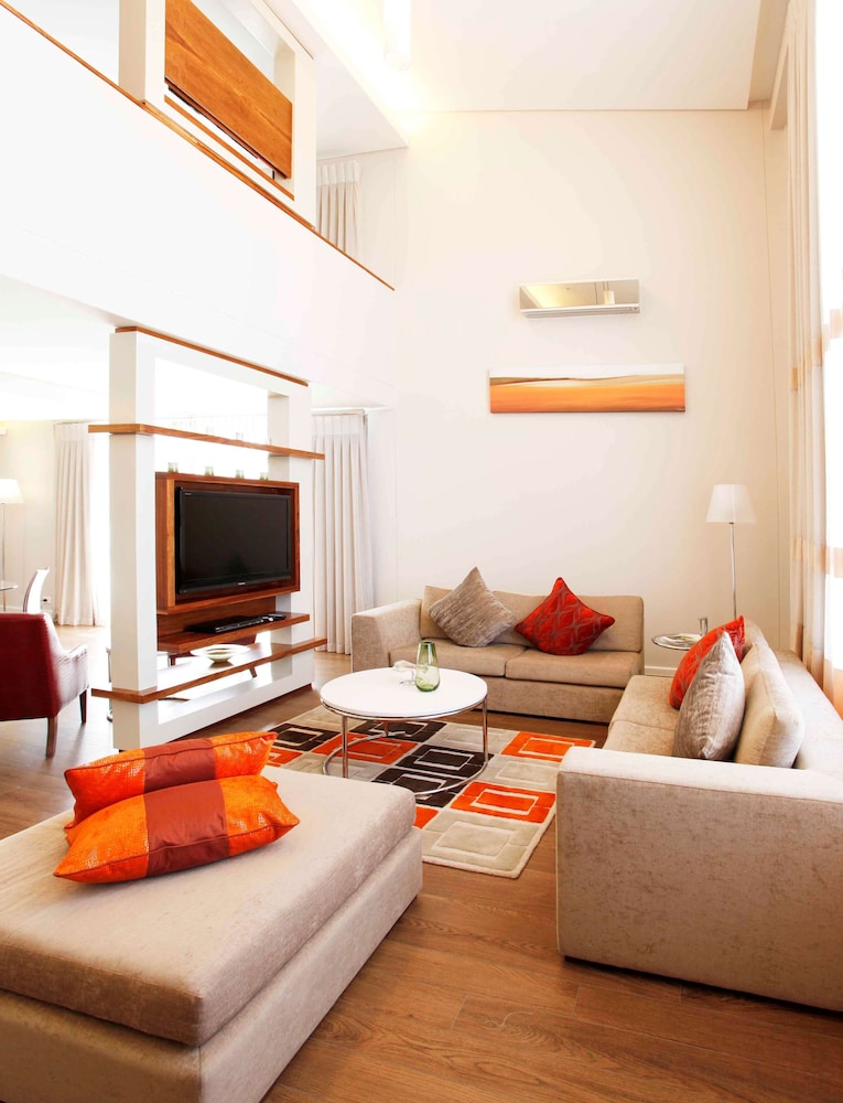 DoubleTree by Hilton Cape Town - Upper Eastside — Hotel rooms in Cape Town, Western Cape