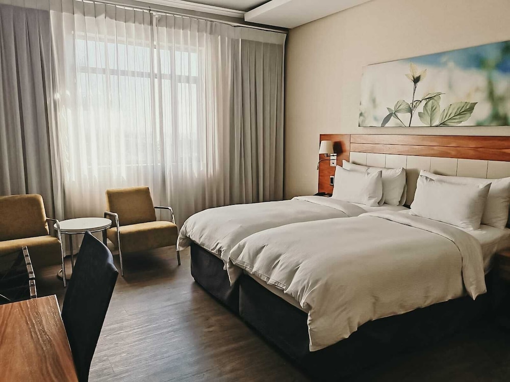 DoubleTree by Hilton Cape Town - Upper Eastside — Hotel rooms in Cape Town, Western Cape