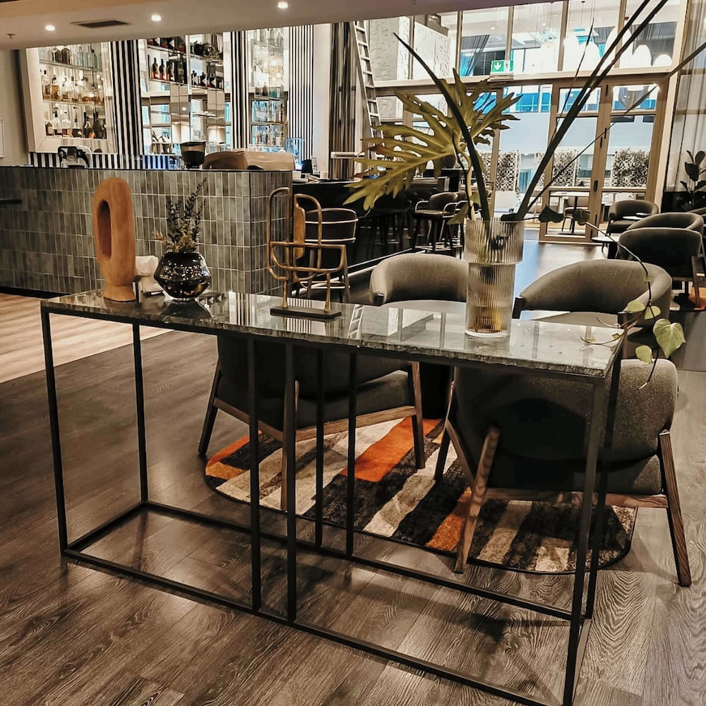 DoubleTree by Hilton Cape Town - Upper Eastside — Restaurant & bars in Cape Town, Western Cape