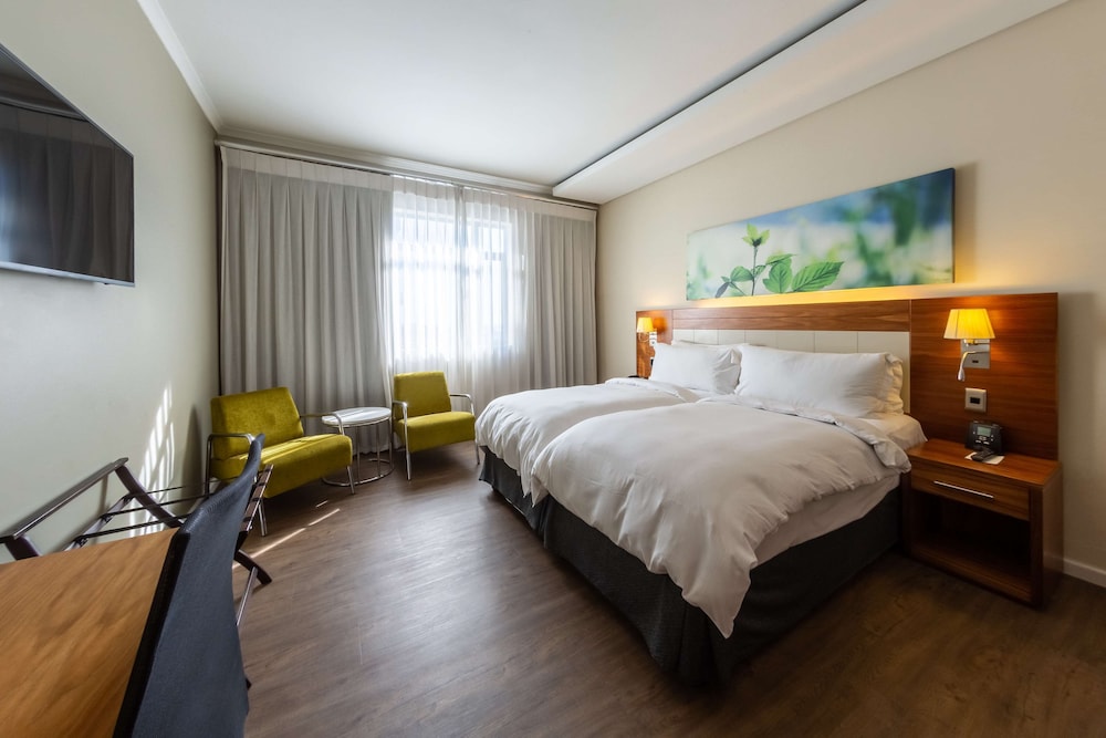 DoubleTree by Hilton Cape Town - Upper Eastside — Hotel rooms in Cape Town, Western Cape